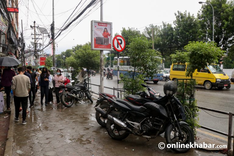 नयाँ बानेश्वरका व्यवसायीले मागे फुटपाथमा एक लाइन पार्किङ