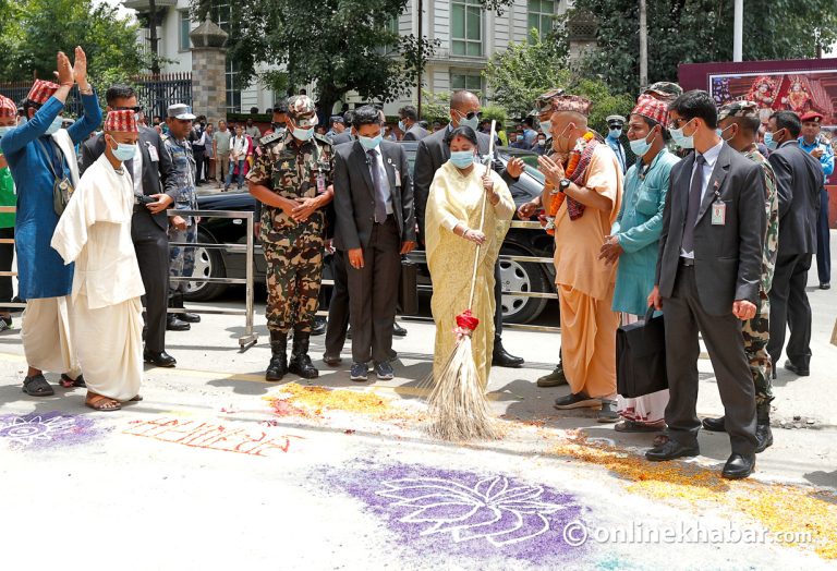 जब राष्ट्रपति भण्डारीले सडकमा झाडु लगाइन्