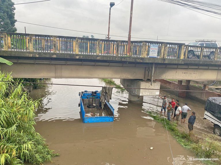 कालो पुलमुनि फेरि फस्यो गाडी