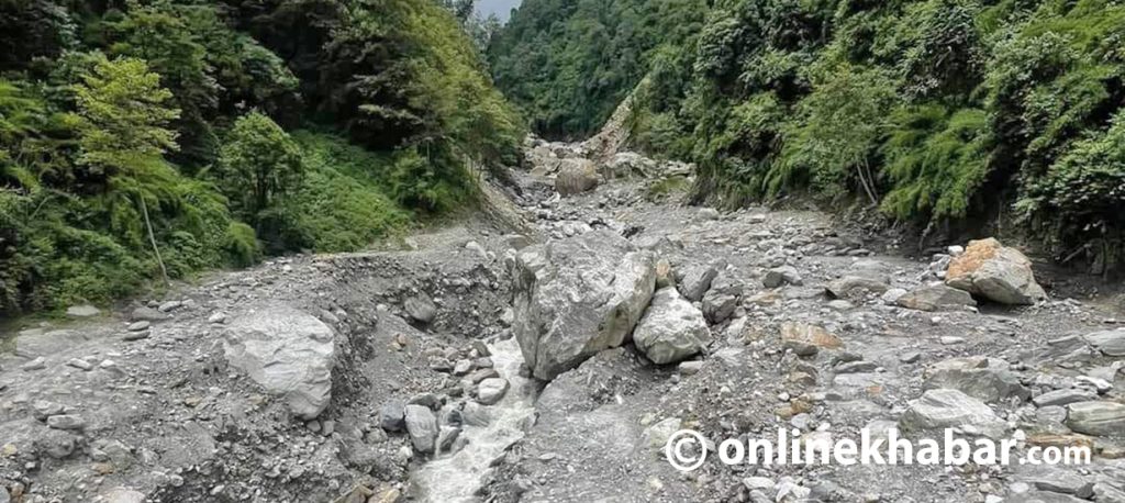 कास्कीको क्याँदुखोला २ दिनदेखि पहिरोले थुनियो