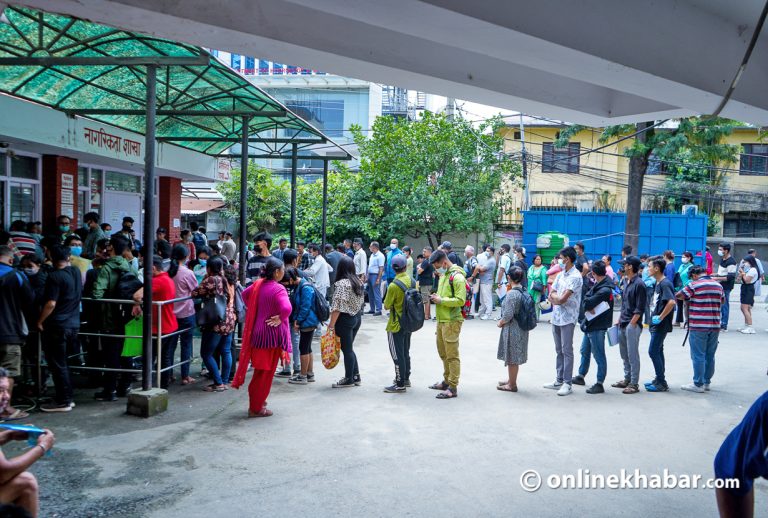 प्रशासन कार्यालयहरूमा कर्मचारी थपघट गर्दै सरकार