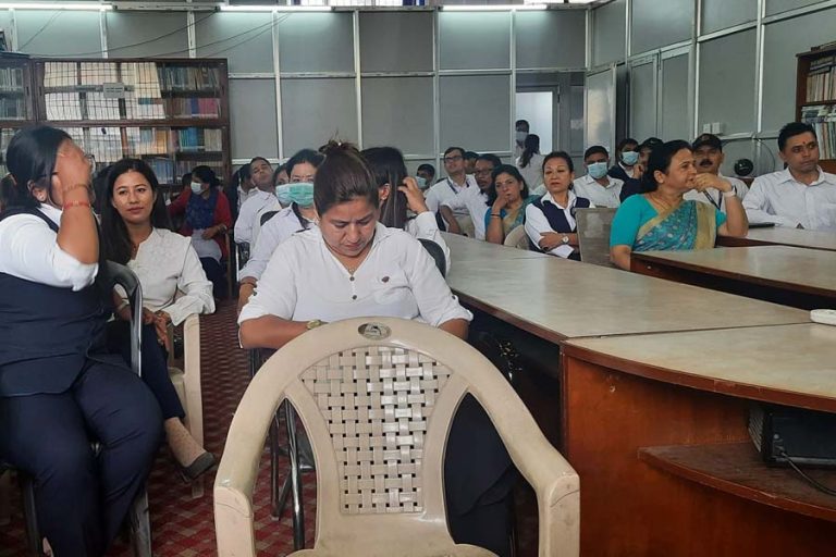 निजीकरण गर्न खोजेको शंका गर्दै आयल निगमका कर्मचारी आन्दोलनमा