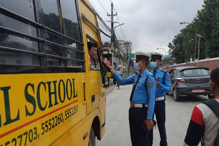 निगरानीमा स्कुल बस, मापसे गरेको अवस्थामा भेटिन्छन् चालक