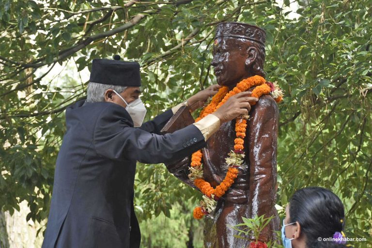 प्रधानमन्त्री देउवाले गरे भानुको प्रतिमामा माल्यार्पण