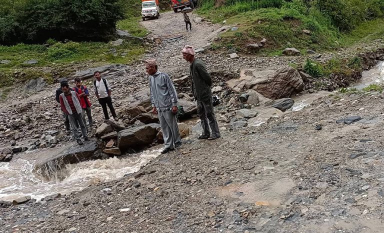 बाढीले नाग्म–गमगढी सडक अवरुद्ध