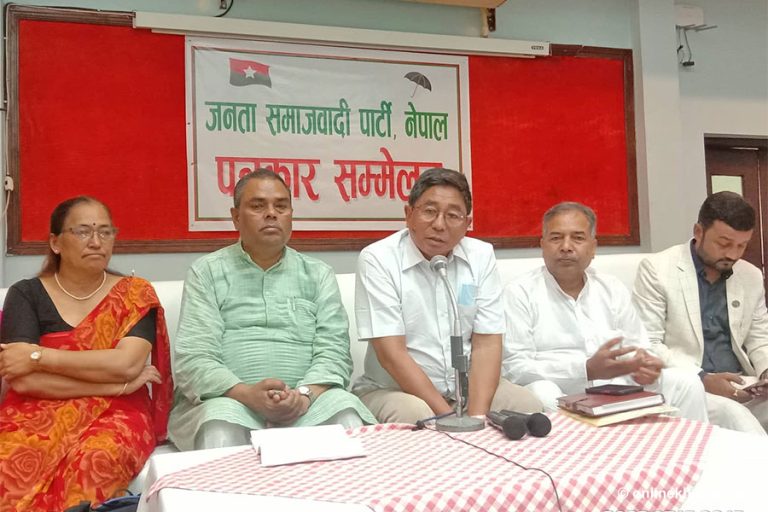 बाबुरामलाई उपेन्द्रको सन्देश : अझै पनि गेटमा ताला लगाएका छैनौं  
