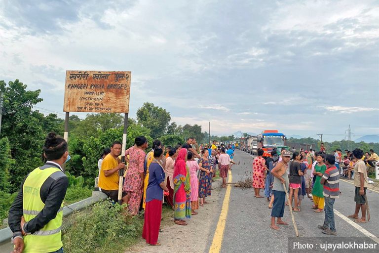 रत्ननगरमा गाडीको ठक्करबाट वृद्धको मृत्यु भएपछि राजमार्ग अवरुद्ध
