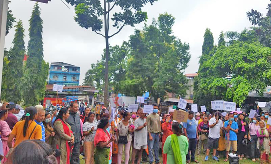 आफ्नै पैसा लिन आन्दोलनमा छन् बराहका बचतकर्ता