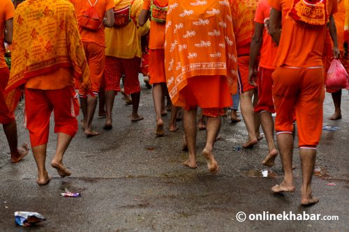 बोल बम यात्रा गर्न सुन्दरीजलमा भक्तजनको घुइँचो