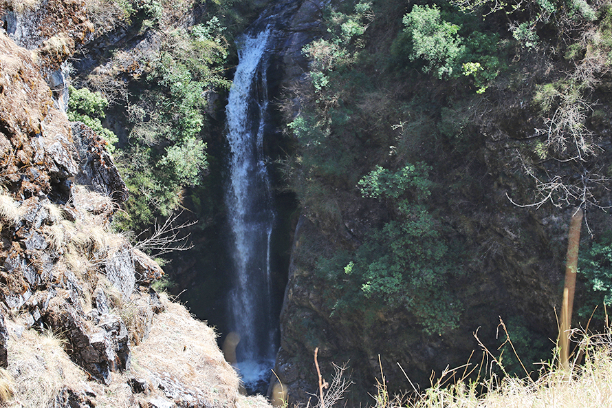 ओझेलमा बागलुङको दिदीबहिनी झरना