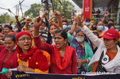 महानगरपालिकाको कार्यालयमा फुटपाथ व्यापारीको नाराबाजी