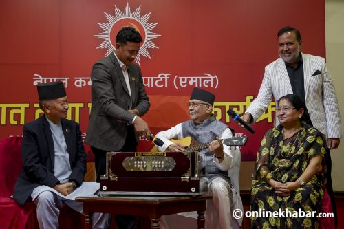 तीज कार्यक्रममा ओलीले बजाए हार्मोनियम र गिटार (फोटो र भिडियो)