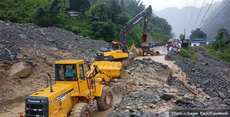 नारायणगढ-मुग्लिन सडक : ४ महिनामा २४ पटक पहिरो, १०९ घण्टा अवरुद्ध