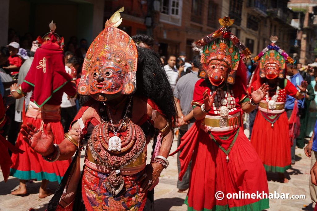 भक्तपुरमा देवीदेवताको भेषमा नीलबाराही नाच (फोटो फिचर)