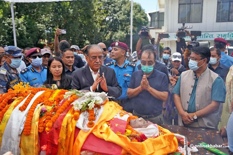 गिरिको व्यक्तित्वले निस्वार्थ रुपमा समाजसेवामा समर्पित हुन प्रेरणा दिइरहन्छ : प्रचण्ड