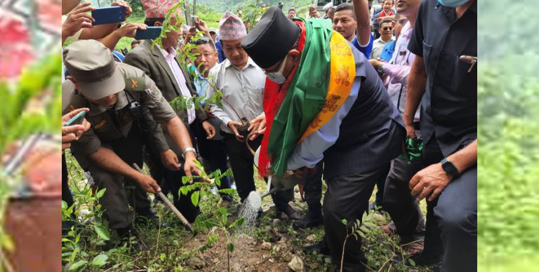 धरानमा विरुवा रोप्दै प्रचण्डले भने : माओवादीले गर्नुपर्ने काम हर्कले गर्नुभयो