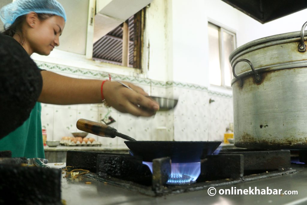 सिंहदरबार गेटमा ग्यास रोकियो, क्यान्टिनमा खैलाबैला !