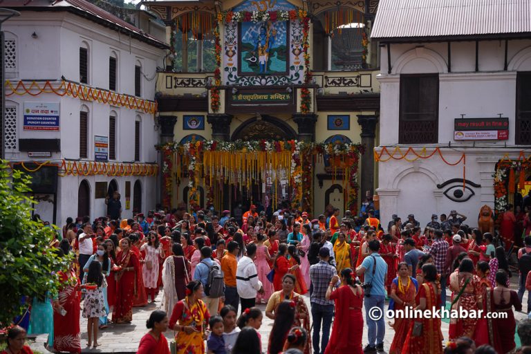 पशुपति क्षेत्रमा तीजको सुरक्षा व्यवस्था कडा, ७ बजेसम्म ९ हजारले गरे पशुपतिनाथको दर्शन