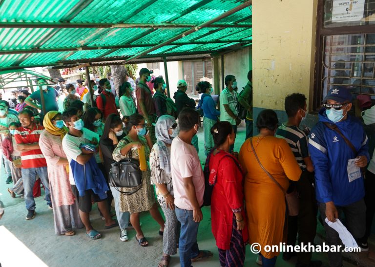 काठमाडौंमा किन बढिरहेका छन् भाइरल ज्वरोका बिरामी ?