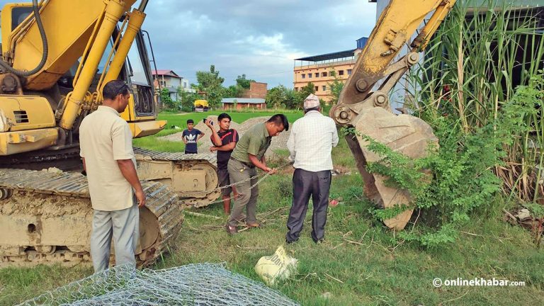 कल्भर्ट नबनाएको भन्दै वडाध्यक्षले लगाए ठेकदारको एक्साभेटरमा ताला