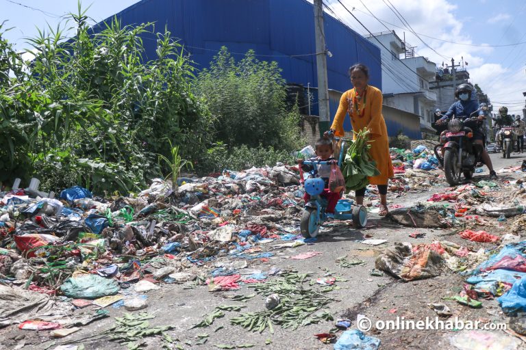 हप्तौंसम्म नउठाएपछि फोहोर राखेरै बन्द गरियो सडक