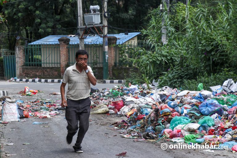 सडकमा १५ सय ट्रक फोहोर, घरभित्रको तत्कालै उठाउन महाभारत