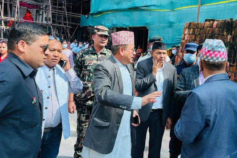 हनुमान ढोका दरबार क्षेत्रका निर्माण सामग्री हटाउन पर्यटन मन्त्रीको निर्देशन