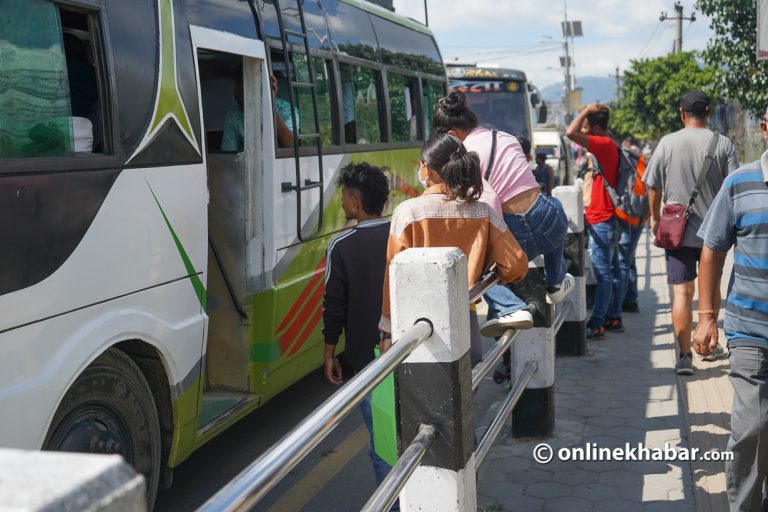 सडकमै बसपार्क : यात्रुको महाविजोग