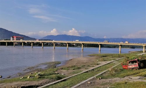 नारायणी नदीको पुलबाट हामफालेर दुई जना बेपत्ता