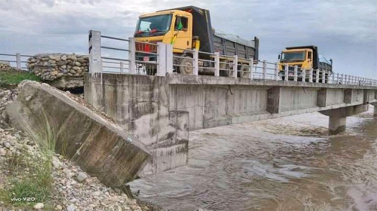 कर्णाली नदी कटान : बर्दियाको राजापुर र टीकापुरको श्रीलङ्का जोखिममा