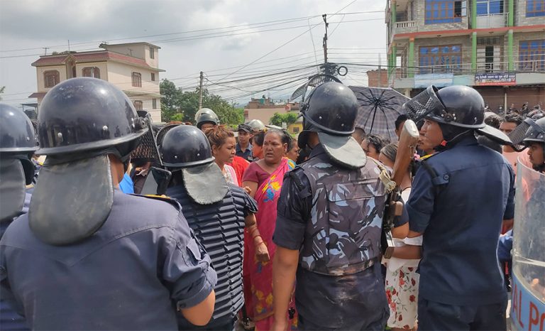 सुर्खेतमा मोटरसाइकलको ठक्करले महिलाको मृत्युपछि आफन्तको प्रदर्शन