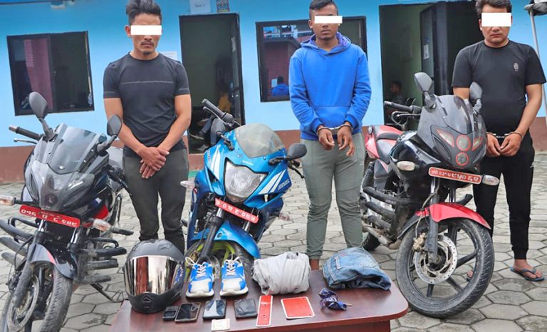 प्रहरी हाैं भन्दै ठमेलबाट ३० लाख लुटपाट, ३ जना पक्राउ