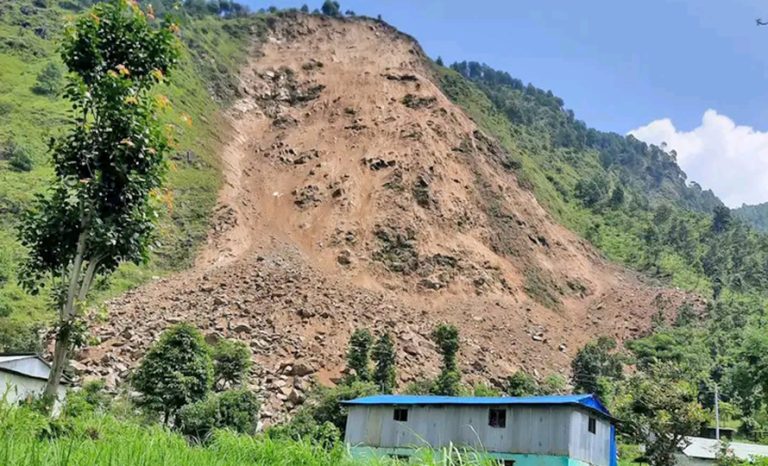 दोलखाको भिरकोट माझीबस्तीमा सुक्खा पहिरो, ११ घर परिवार विस्थापित