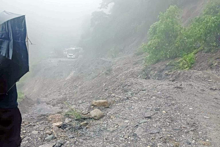 सिद्धार्थ राजमार्ग पुनः अवरुद्ध, डाइभर्सनमा पनि पहिरो खस्यो