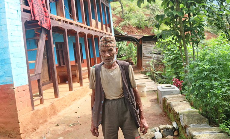 बास पुरियो, वृद्ध जोडीको बिचल्ली