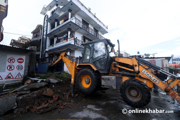 सार्वजनिक जग्गाको ड्राइभिङ सेन्टरमा महानगरको डोजर