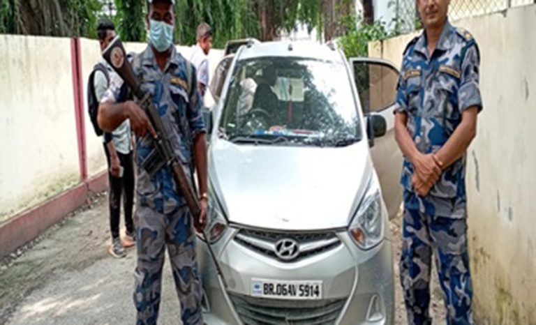 अवैध भारतीय कार सशस्त्र प्रहरीको नियन्त्रणमा