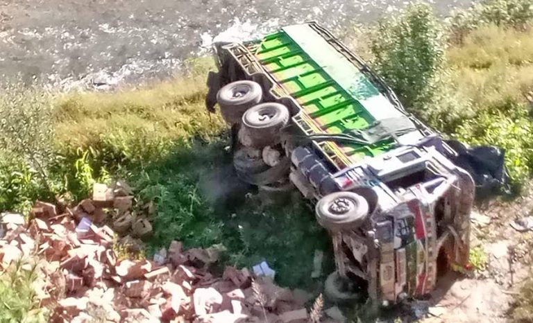 जुम्लामा स्याउ बोकेको ट्रक दुर्घटना, चालकको मृत्यु