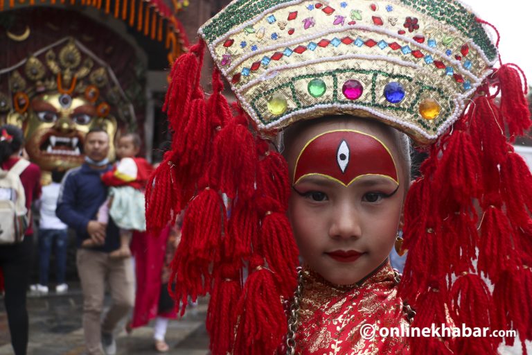 सामूहिक पूजामा रमाए कुमारी (फोटो फिचर)