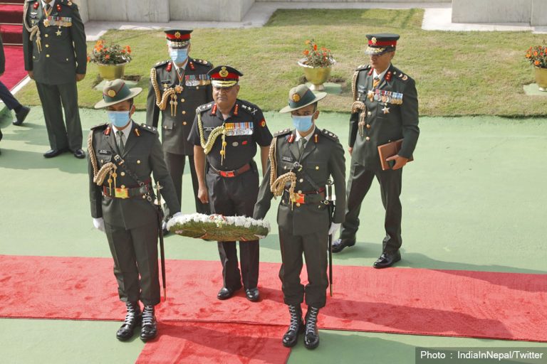 भारतीय सेना प्रमुख पाण्डेले गरे वीर स्मारकमा श्रद्धाञ्जली अर्पण
