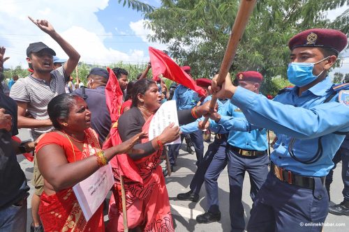 न्याय माग्ने मिटरब्याज पीडितमाथि लाठी चार्ज, ६० जना पक्राउ