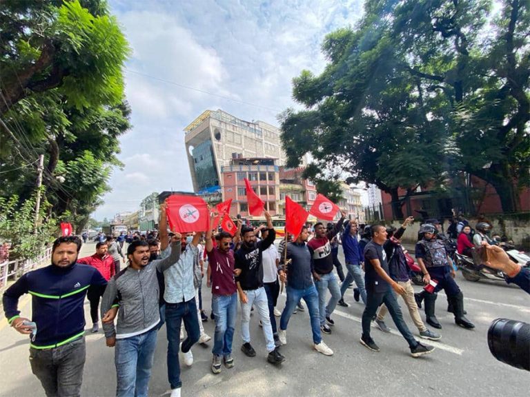 राष्ट्रपतिले नागरिकता विधेयक प्रमाणीकरण नगरेको भन्दै त्रिचन्द्रमा नेविसंघको प्रदर्शन