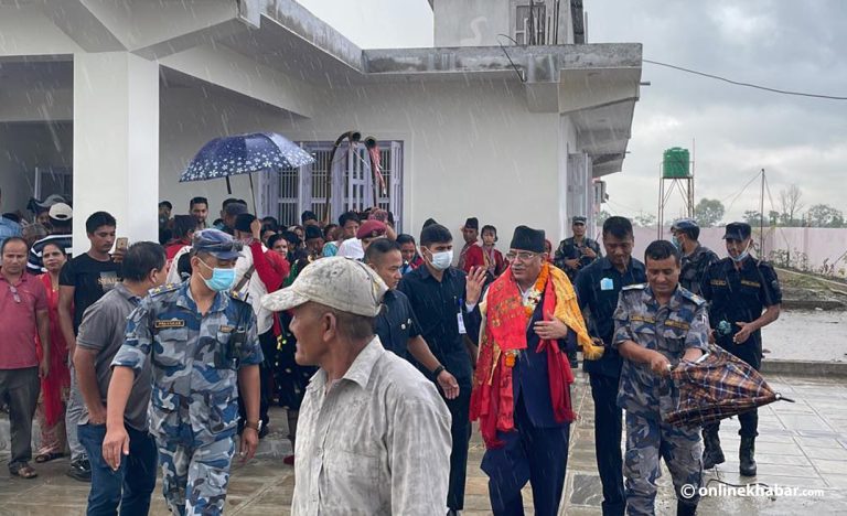 चितवनको नयाँ घरमा सरे प्रचण्ड