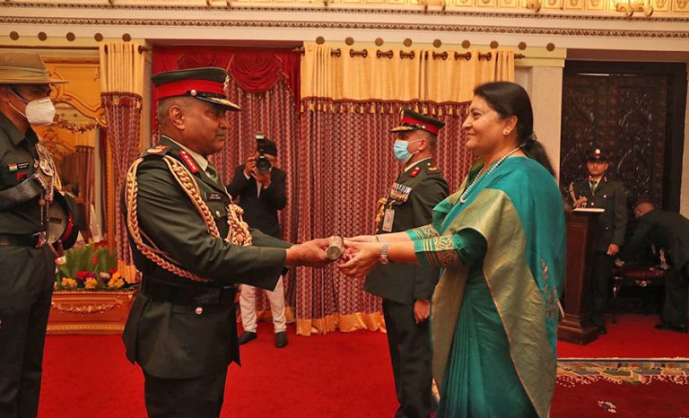 भारतीय स्थल सेनाध्यक्ष पाण्डेलाई महारथीको दर्ज्यानी चिह्न प्रदान