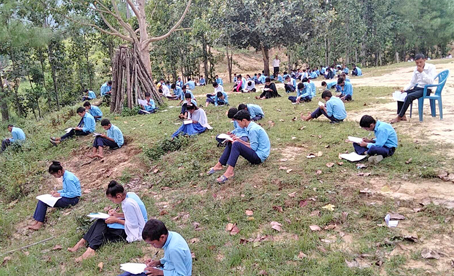 कक्षाकोठा र डेस्क बेन्च अभावमा चौरमै परीक्षा दिन्छन् विद्यार्थी