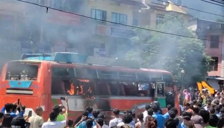 धादिङको गजुरीमा अवरुद्ध पृथ्वी राजमार्ग खुल्यो