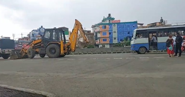 भाटभटेनीको बेसमेन्ट खाली गर्दै महानगर