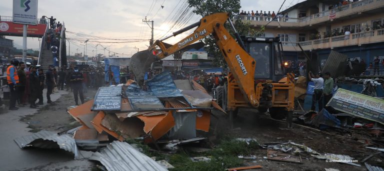 जडीबुटी क्षेत्रमा सार्वजनिक जग्गा मिचेर बनाइएका घर भत्काउँदै महानगर