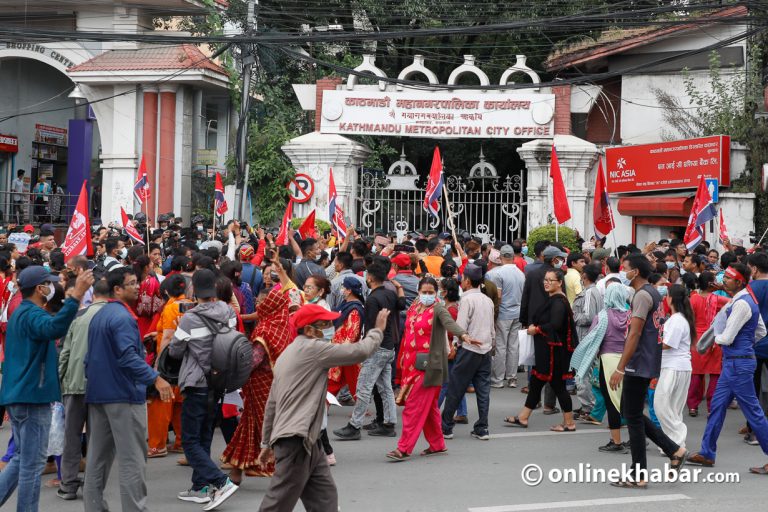 फुटपाथ व्यवसायीले घेरे काठमाडौं महानगर