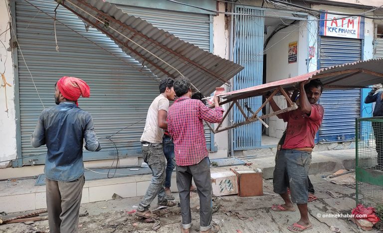 घरमा डोजर चल्ने डरले अनधिकृत संरचना आफैं हटाउँदै घरधनी